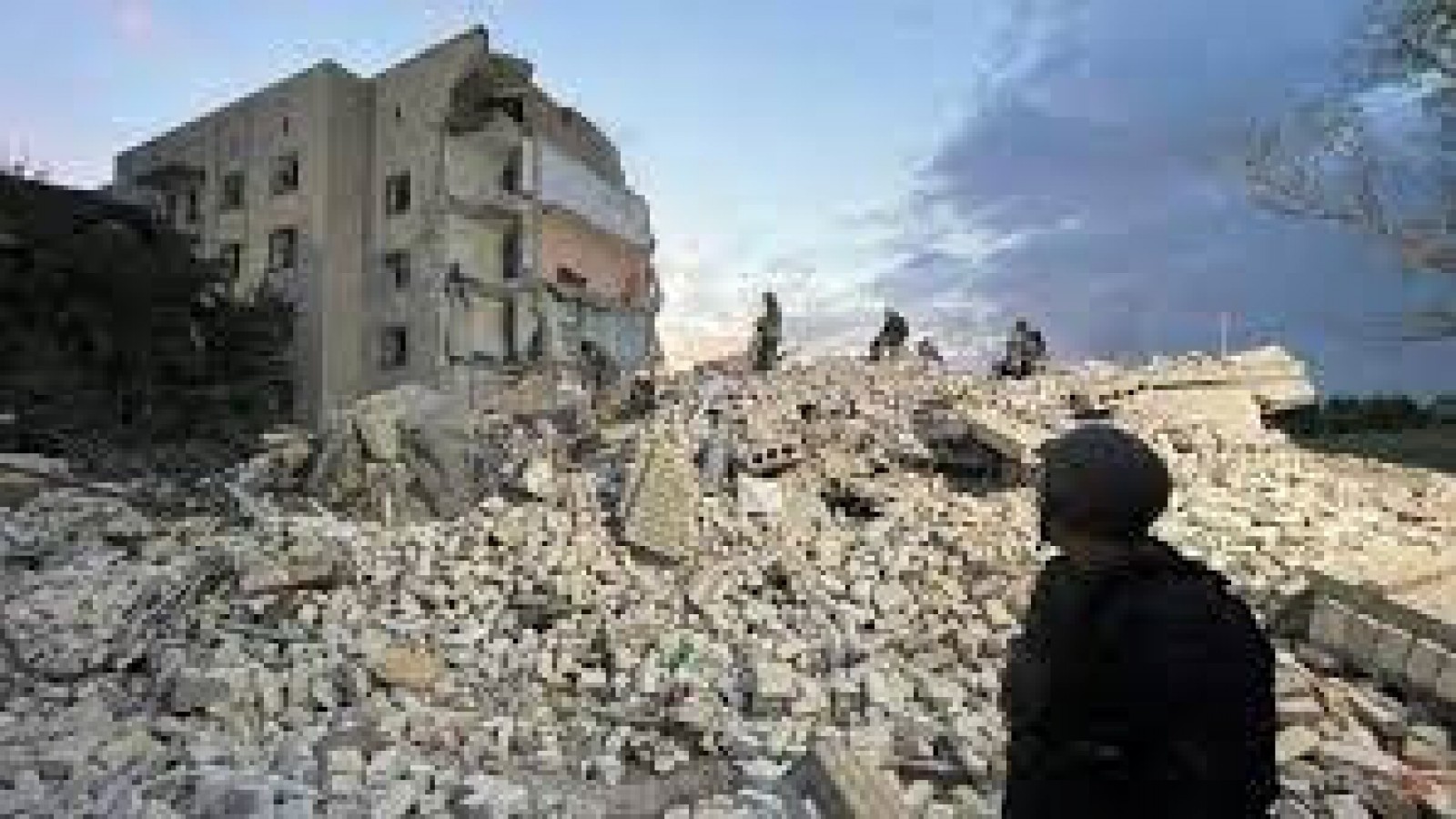 Muerte y devastación por impacto de cohetes rusos en un edificio de viviendas en Ucrania